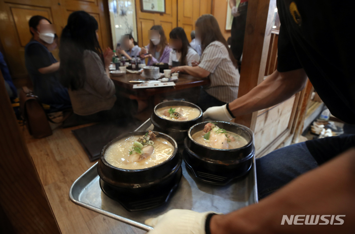 [서울=뉴시스] 고승민 기자 = 중복인 26일 서울의 한 삼계탕 식당에서 종업원이 삼계탕을 분주히 나르고 있다. 2022.07.26. kkssmm99@newsis.com