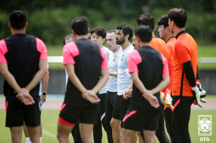 [서울=뉴시스] 파울루 벤투(가운데) 감독이 26일 일본 아이치현 도요타 시티 스포츠 파크 어슬레틱스 T&F에서 남자축구 대표팀을 훈련시키고 있다. (사진=대한축구협회 제공) 2022.07.26. photo@newsis.com *재판매 및 DB 금지