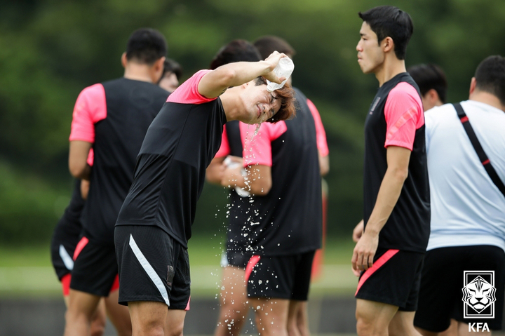 [서울=뉴시스] 2022 EAFF E-1 챔피언십에 출전한 남자축구 대표팀 김진수가 26일 일본 아이치현 도요타 시티 스포츠 파크 어슬레틱스 T&F에서 더위를 식히려 얼굴에 물을 뿌리고 있다. (사진=대한축구협회 제공) 2022.07.26. photo@newsis.com *재판매 및 DB 금지