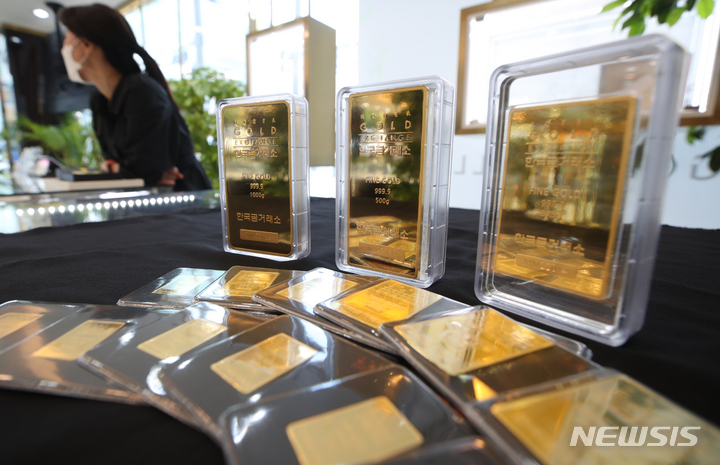 [서울=뉴시스] 고승민 기자 = 달러화 강세에 국제 금값이 4개월 연속 하락세를 보이고 있는 것으로 알려진 26일 서울 종로구 한국금거래소에서 판매중인 골드바 모습. 최근 금값은 인플레이션 상황에도 지속적인 하락세를 보이고 있다. 이는 지난 2020년 11월 이후 가장 긴 하락세다. 2022.07.26. kkssmm99@newsis.com