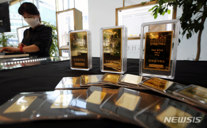 [서울=뉴시스] 고승민 기자 = 달러화 강세에 국제 금값이 4개월 연속 하락세를 보이고 있는 것으로 알려진 26일 서울 종로구 한국금거래소에서 판매중인 골드바 모습. 최근 금값은 인플레이션 상황에도 지속적인 하락세를 보이고 있다. 이는 지난 2020년 11월 이후 가장 긴 하락세다. 2022.07.26. kkssmm99@newsis.com