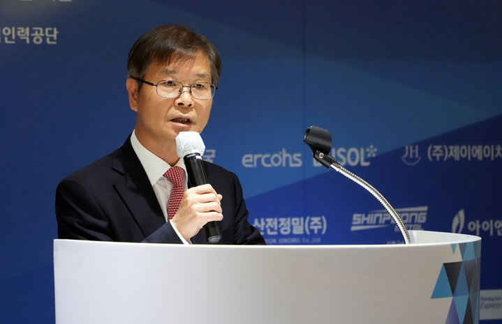 [서울=뉴시스] 이정식 고용노동부 장관이 지난달 26일 오후 서울 명동 로얄호텔에서 열린 'NCS 리더스 클럽 발대식'에 참석해 발언하고 있다. (사진=고용노동부 제공) 2022.07.26. photo@newsis.com *재판매 및 DB 금지