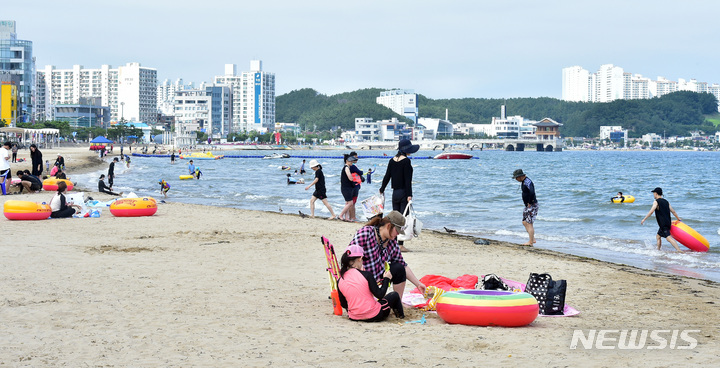 [포항=뉴시스] 이무열 기자 = 26일 오후 경북 포항시 영일대해수욕장을 찾은 피서객들이 물놀이를 하며 즐거운 시간을 보내고 있다. 2022.07.26. lmy@newsis.com