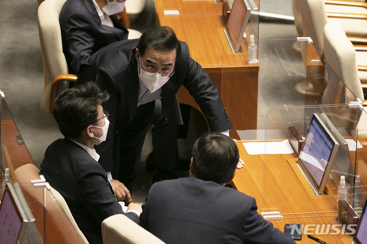 [서울=뉴시스] 김선웅 기자 = 박홍근 더불어민주당 원내대표가 26일 오후 서울 여의도 국회 본회의장에서 경제 분야 대정부 질문이 이뤄지고 있는 가운데 진성준 의원(가운데), 위성곤 의원(아래)과 이야기를 나누고 있다. (공동취재사진) 2022.07.26. photo@newsis.com