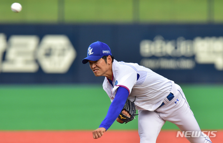 [포항=뉴시스] 이무열 기자 = 26일 오후 경북 포항시 남구 포항야구장에서 열린 ‘2022 신한은행 SOL KBO리그’ 한화 이글스와 삼성 라이온즈의 경기, 1회초 삼성 선발투수 백정현이 공을 던지고 있다. 2022.07.26. lmy@newsis.com