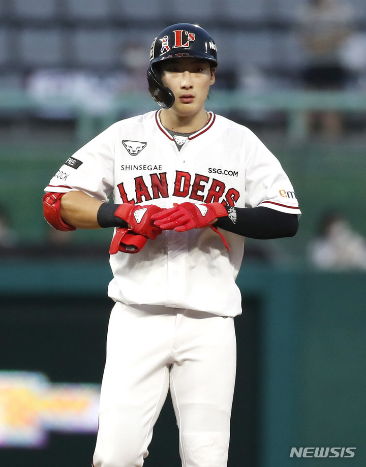 [인천=뉴시스] 정병혁 기자 = 26일 오후 인천 미추홀구 SSG랜더스필드에서 열린 2022 신한은행 SOL 프로야구 SSG랜더스와 LG트윈스의 경기, 4회말 무사 주자 없는 상황, SSG 최지훈이 2루타를 친 뒤 그라운드를 뛰고 있다. 2022.07.26. jhope@newsis.com