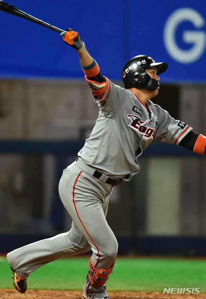 [포항=뉴시스] 이무열 기자 = 한화 이글스 하주석이 출전정지 징계 해제 후 첫 실전에 나섰다. 사진은 지난해 7월26일 오후 경북 포항시 남구 포항야구장에서 열린 ‘2022 신한은행 SOL KBO리그’ 한화 이글스와 삼성 라이온즈의 경기, 8회초 2사 1,2루 상황에서 하주석이 2타점 3루타를 때리는 모습. 2022.07.26. lmy@newsis.com