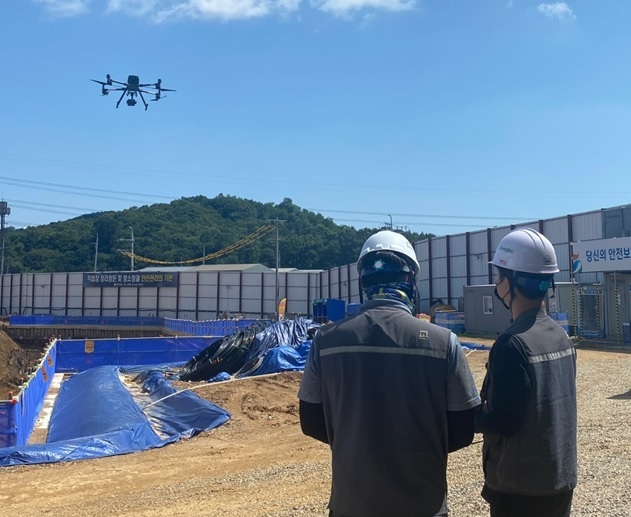 동부건설 관계자가 김포 한강신도시 물류시설 건설 현장에서 드론을 운용하고 있는 모습.(사진 제공=동부건설) *재판매 및 DB 금지