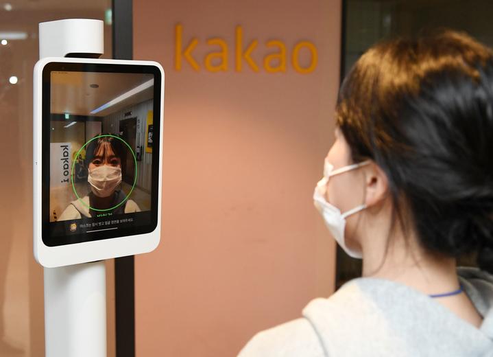 카카오엔터프라이즈는 미국 국립표준기술연구소가 주관하는 AI얼굴 인식 기술 대회에 참가해 1:N 조사 키오스크 부문 1위를 차지했다. 사진은 카카오엔터프라이즈 얼굴 인식 기반 출입 시스템 워크스루. (사진=카카오엔터프라이즈 제공)&nbsp; *재판매 및 DB 금지