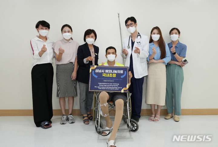 [성남=뉴시스]성남시와 분당제생병원의 나눔의료사업으로 요도 성형술을 받은 몽골인 바야르자르갈 더르지(가운데)씨