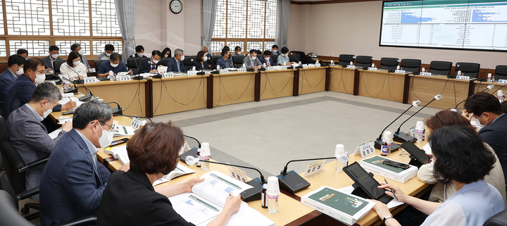 [함평=뉴시스] 전남 함평군이 27일 군청 소회의실에서 함평 비전 2030 중장기 종합발전계획 수립에 대한 연구용역 보고회를 개최하고 있다. (사진=함평군 제공) photo@newsis.com *재판매 및 DB 금지