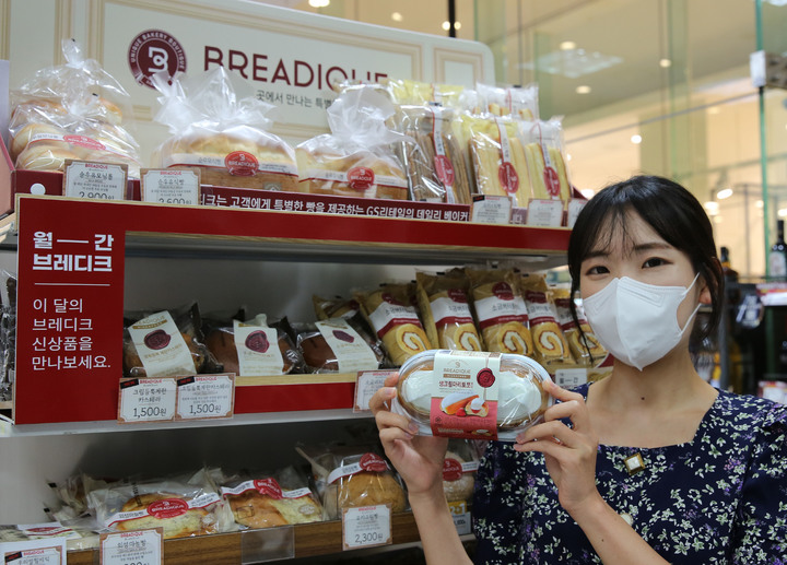 모델이 GS25 브레디크 신상품 생크림 마리토쪼를 들고 포즈를 취하고 있다.(사진 = GS25 제공) *재판매 및 DB 금지