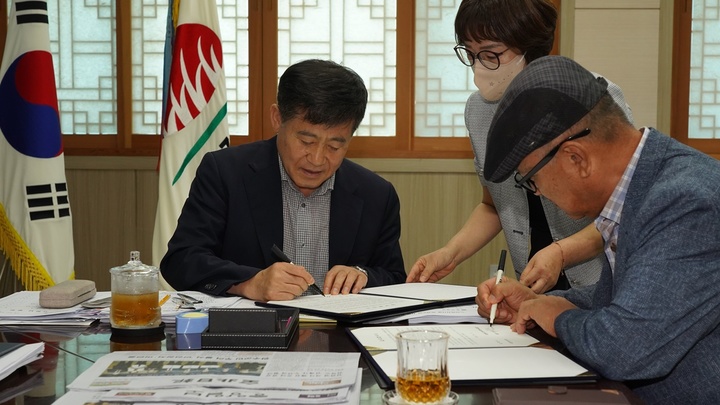 [김제=뉴시스] 강명수 기자 =전북 김제시와 새만금유기농꾸지뽕 농업법인이 노인복지시설 입주자 지원을 위한 협약을 체결하고 있다. 사진은 정성주 시장과 이정모 대표가 서명하는 모습이다. (사진 =김제시 제공) 2022.07.27. photo@newsis.com *재판매 및 DB 금지