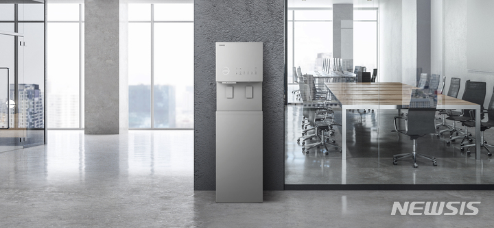 [서울=뉴시스] 코웨이 프라임 아이스 맥스 스탠드 정수기. (사진=코웨이 제공) 2022.07.27. photo@newsis.com