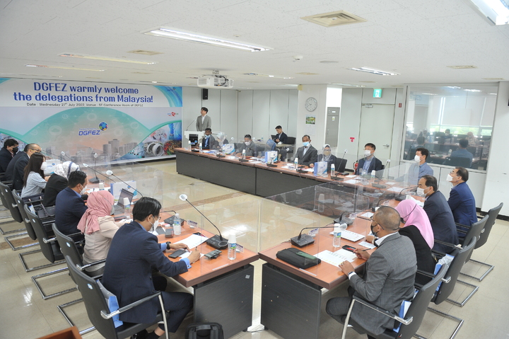 [대구=뉴시스]말레이시아투자청과 현지 5개 기관 관계자들이 27일 오후 대구경북경제자유구역청을 방문해 투자 관련 설명을 듣고 있다(사진=대구경북경제자유구역청 제공) 2022.07.27 photo@newsis.com *재판매 및 DB 금지