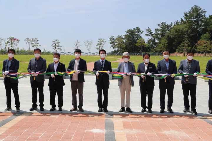 27일 심덕섭 고창군수(왼쪽 다섯번째) 등 관계자들이 '무장녹두숲자연장' 개장을 기념하는 테잎컷팅을 하고 있다. *재판매 및 DB 금지