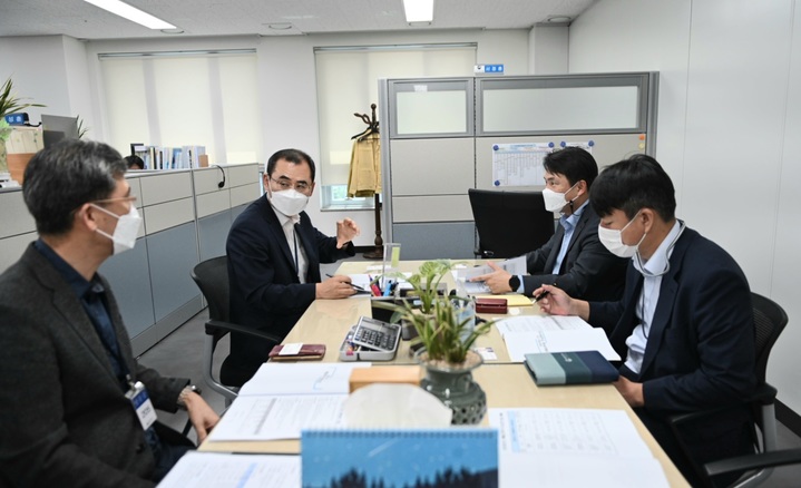 김부영(왼쪽 두 번째) 군수가 행정안전부 교부세과에서 서정훈 과장을 만나 주요사업을 설명하고 있다. *재판매 및 DB 금지