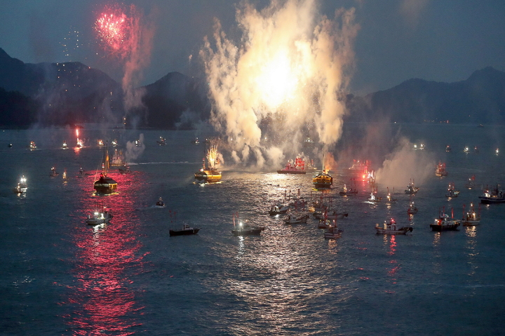 [통영=뉴시스] 신정철 기자= (재)통영한산대첩문화재단(이사장 천영기)은 코로나19 영향으로 지난 2년간 개최되지 못했던 통영한산대첩축제를 새로운 모습으로 오는 8월 6일부터 14일까지 9일간 통영 삼도수군통제영을 비롯한 이순신공원, 무전대로, 죽림만, 도남항 등에서 개최한다.사진은 지난 축제 한산해전 재현 모습.(사진=통영시 제공).2022.07.27. photo@newsis.com *재판매 및 DB 금지