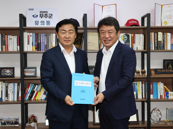 [서울=뉴시스] 김관영 전북지사(왼쪽)는 27일 국회를 찾아 국민의힘 무주군 동행의원인 유의동 의원을 만나 전북 시군의 예산확보를 위한 협조를 요청했다. 2022.07.27 (사진= 전라북도청 제공)   *재판매 및 DB 금지