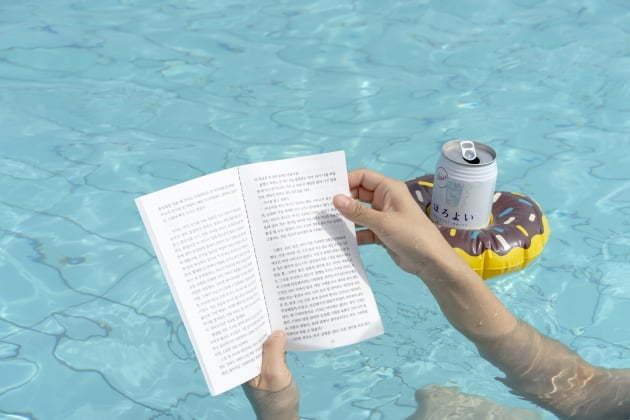 [서울=뉴시스] 민음사 '2022 워터프루프북' (사진=민음사 제공) 2022.07.28. photo@newsis.com *재판매 및 DB 금지