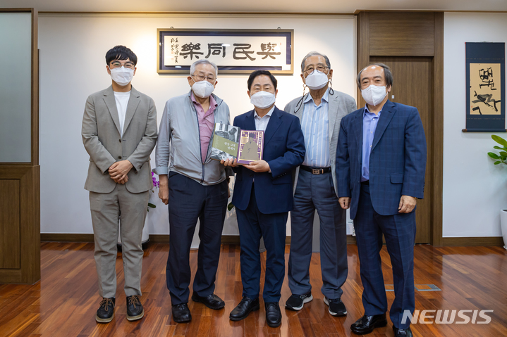 27일 오전 주광덕 남양주시장과 정해렴 대표의 모습. (사진= 남양주시 제공)
