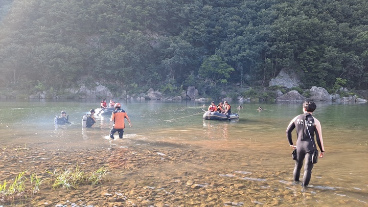 [무주=뉴시스]이동민 기자 = 27일 오후 4시 28분께 전북 무주군 부남면 인근 하천에 물놀이를 간 일가족 3명이 물에 빠져 숨졌다.(전북소방본부 제공) *재판매 및 DB 금지