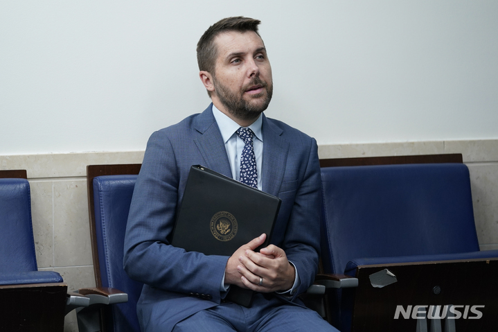 [워싱턴=AP/뉴시스]브라이언 디스 미국 백악관 국가경제위원회(NEC) 위원장이 지난 2022년 7월26일 브리핑에 참석한 모습. 2023.02.03.