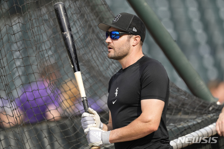 [덴버=AP/뉴시스]시카고 화이트삭스 외야수 A.J. 폴락이 지난해 7월26일 콜로라도 로키스와의 경기 전 몸을 풀고 있다. 2023.01.09.