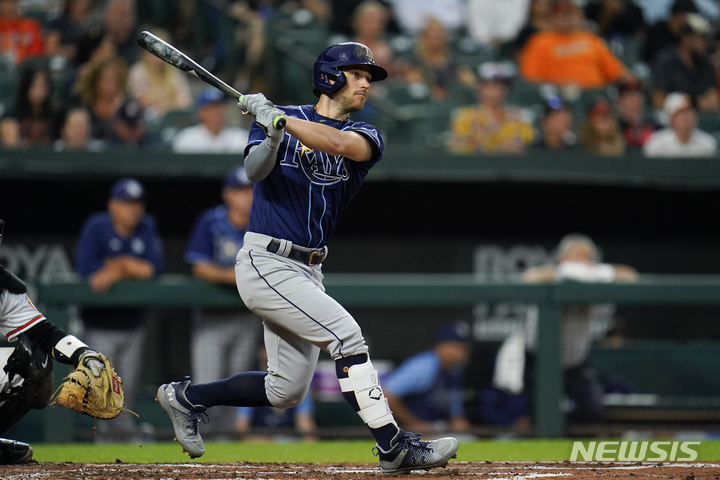 [볼티모어=AP/뉴시스] 탬파베이 레이스의 브랜든 로우가 27일(한국시간) 미국 메릴랜드주 볼티모어의 오리올 파크 앳 캠든 야즈에서 열린 볼티모어 오리올스와 2022 MLB 원정경기에서 3회초 안타를 만들어내고 있다. 2022.07.27.