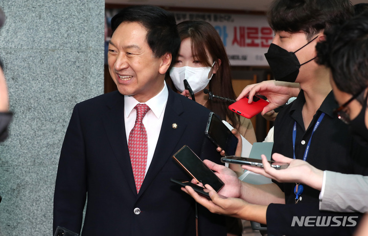 [서울=뉴시스] 김선웅 기자 = 국민의힘 김기현 의원이 27일 서울 여의도 국회 의원회관에서 열린 '새로운미래 혁신24' 주최 권영세 통일부장관 초청 세미나를 마친 뒤 취재진의 질문을 받으며 장소를 나서고 있다. (공동취재사진) 2022.07.27. photo@newsis.com