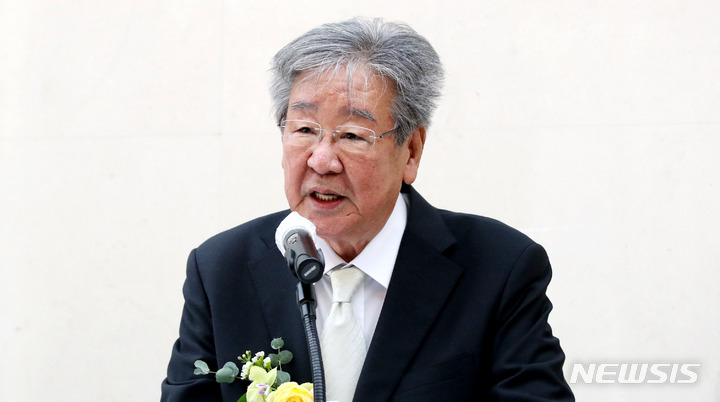 [서울=뉴시스] 추상철 기자 = 최불암 초록우산 어린이재단 전국후원회장이 27일 오전 서울 중구 프레지던트 호텔에서 열린 '초록우산 어린이재단 회장 이·취임식'에서 환송사를 하고 있다. 2022.07.27. scchoo@newsis.com