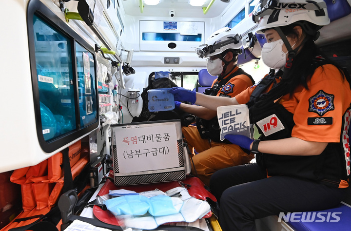 [수원=뉴시스] 김종택기자 = 낮 최고기온이 30도가 웃도는 등 무더운 날씨를 보인 27일 경기도 수원시 권선구 수원남부소방서 119구급대 강성현 소방장과 유선주 소방사가 폭염대비 물품을 점검하고 있다. 2022.07.27. jtk@newsis.com