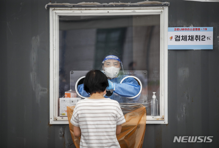 [서울=뉴시스] 정병혁 기자 = 0시 기준 국내 코로나19 신규 확진자가 10만285명으로 집계된 지난달 27일 오전 서울 중구 서울역광장에 설치된 임시선별검사소를 찾은 시민이 검사를 받고 있다. 2022.07.27. jhope@newsis.com