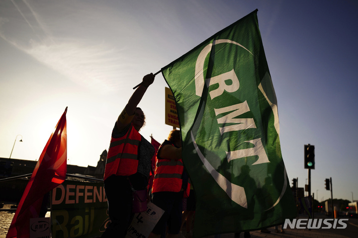 [브리스톨=AP/뉴시스] 영국 철도해운노조(RMT) 조합원들이 지난 27일 영국 브리스톨에서 임금 인상과 근로 조건 개선을 요구하며 파업을 진행하고 있다. 2022.07.30.