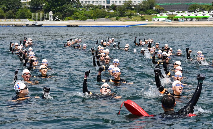 [서울=뉴시스] 고승민 기자 = 27일 해군사관생도들이 해사 앞바다에서 전투수영훈련을 실시하고 있다. 해사는 장차 해군-해병대 장교가 될 사관생도들의 해상생존능력 배양을 위해 매년 이 시기에 집중적인 수영훈련을 실시한다. (사진=해군사관학교 제공) 2022.07.27. photo@newsis.com *재판매 및 DB 금지