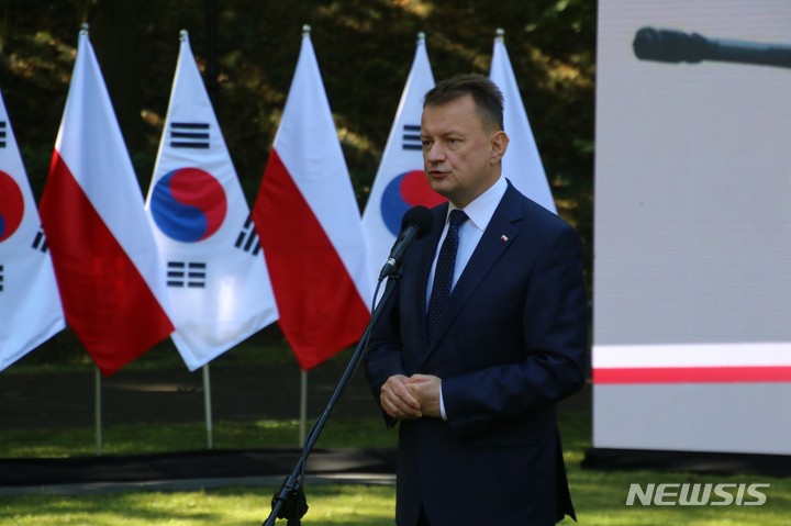 [바르샤바(폴란드)=뉴시스] 국방부 공동취재단 = 마리우시 브와슈차크 폴란드 부총리 겸 국방부장관은 이날 "폴란드의 우크라이나 지원으로 인해 전력의 공백을 채워야 했는데 한국의 무기체계가 가장 적합했다"고 말했다. 2022.07.27. photo@newsis.com