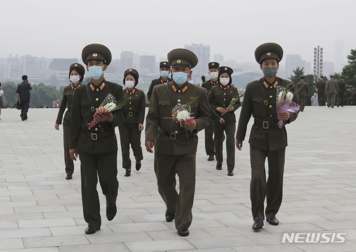 [AP/뉴시스] 북한군 장병들이 전승절'(정전협정체결일·7월27일)을 맞아  평양 만수고지에 있는 김일성·김정일 전 북한 지도자 동상을 참배하고 있다. 2022.09.08