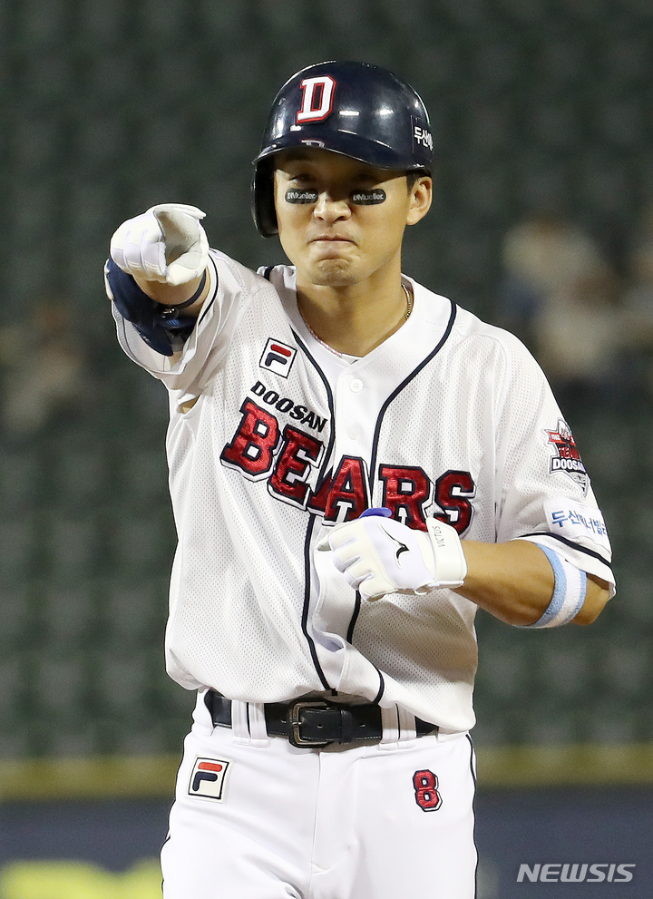 [서울=뉴시스] 조성우 기자 = 27일 오후 서울 송파구 잠실야구장에서 열린 2022 KBO리그 롯데 자이언츠와 두산 베어스의 경기, 두산 5회말 공격 무사 주자 1, 3루서 안권수가 1타점 동점 적시타를 때린 뒤 기뻐하고 있다. 2022.07.27. xconfind@newsis.com