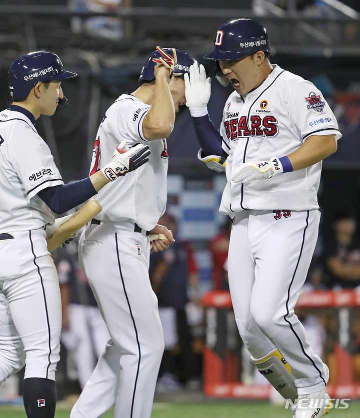 [서울=뉴시스] 조성우 기자 = 27일 오후 서울 송파구 잠실야구장에서 열린 2022 KBO리그 롯데 자이언츠와 두산 베어스의 경기, 두산 6회말 공격 2사 주자 2, 3루서 김인태가 3점 홈런을 때린 뒤 홈인하며 기뻐하고 있다. 2022.07.27. xconfind@newsis.com
