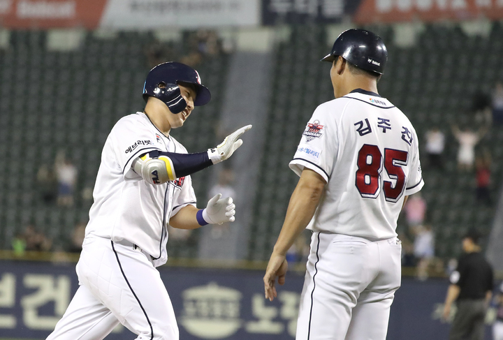 [서울=뉴시스] 김금보 기자 = 27일 오후 서울 송파구 잠실야구장에서 열린 2022 KBO리그 롯데 자이언츠와 두산 베어스의 경기, 두산 6회말 공격 2사 주자 1, 3루서 김인태가 3점 홈런을 때린 뒤 그라운드를 돌며 기뻐하고 있다. 2022.07.27. kgb@newsis.com