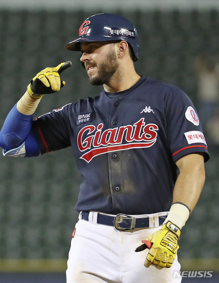 [서울=뉴시스] 조성우 기자 = 27일 오후 서울 송파구 잠실야구장에서 열린 2022 KBO리그 롯데 자이언츠와 두산 베어스의 경기, 롯데 9회초 공격 선두타자 렉스가 안타를 때리고 출루하며 기뻐하고 있다. 2022.07.27. xconfind@newsis.com