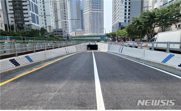 [서울=뉴시스] 부산시 부산진구 전포동과 남구 문현동을 연결하는 '문전지하차도'. (사진=국토교통부 제공)