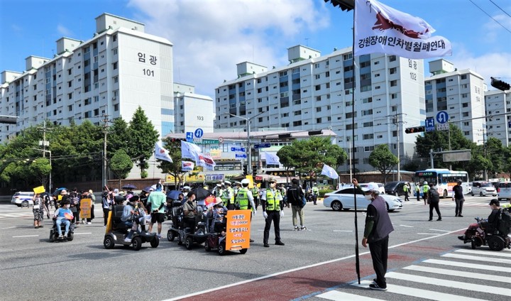 [충주=뉴시스] 이병찬 기자 = 장애인 단체 회원들이 28일 오후 충북 충주 도심 임광교차로를 점거해 교통체증이 빚어지고 있다.(사진=독자 제공) 2022.07.28. photo@newsis.com *재판매 및 DB 금지