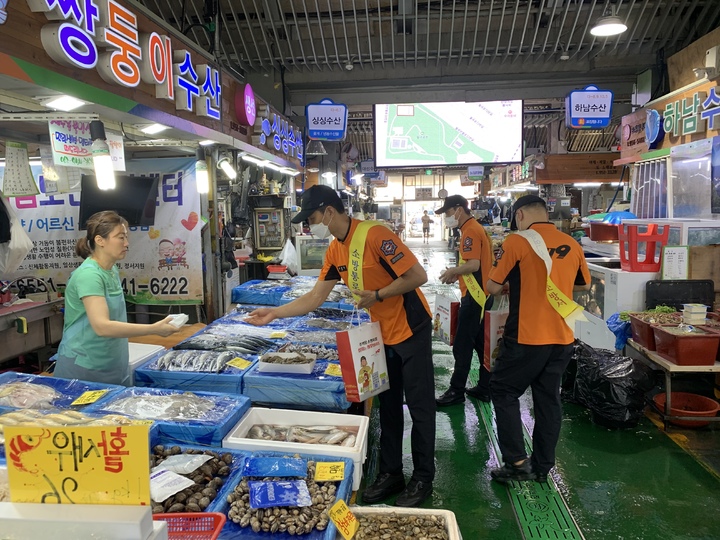 [광주=뉴시스] 이영주 기자 = 광주 광산소방서는 지난 27일 월곡시장 일대에서 소방차 길 터주기 등 재난 상황 신속 대응 협조 캠페인을 펼쳤다고 28일 밝혔다. (사진 = 광주 광산소방서 제공) 2022.07.28. photo@newsis.com *재판매 및 DB 금지