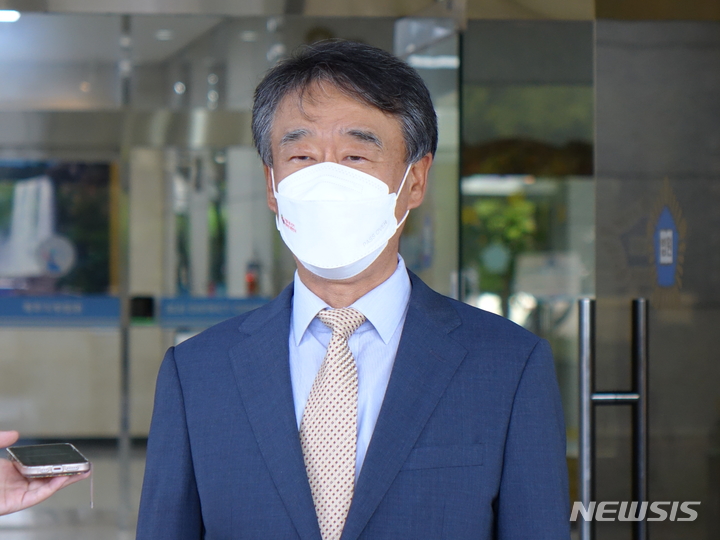 [제주=뉴시스] 오영재 기자 = 윤석열 정부 첫 대법관 후보에 제청된 오석준 제주지방법원장(60·사법연수원 19기) 이 28일 오후 제주지법에서 취재진 질문에 답변하고 있다. 2022.07.28. oyj4343@newsis.com 