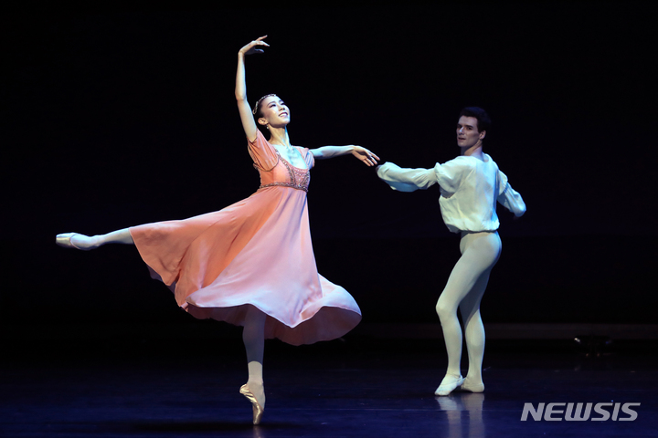 [서울=뉴시스] 박진희 기자 = 파리 오페라 발레단 박세은과 폴 마르크가 27일 서울 송파구 롯데콘서트홀에서 '에투알 갈라' 프레스 리허설에서 '로미오와 줄리엣' 발코니 파드되를 하고 있다. 2022.07.28. pak7130@newsis.com
