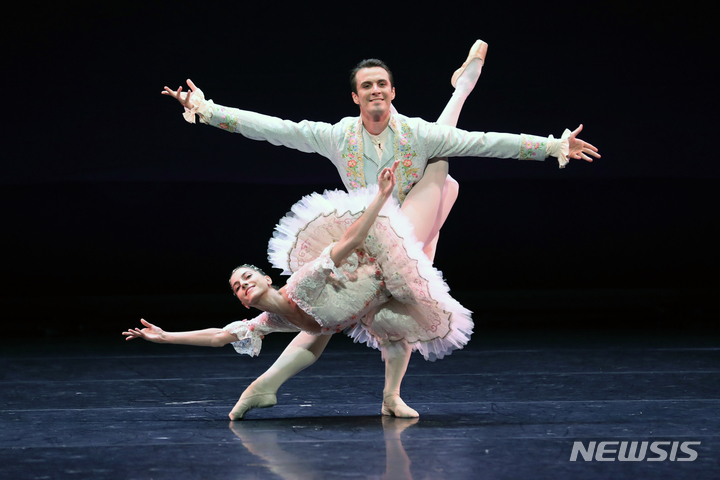 [서울=뉴시스] 박진희 기자 = 파리 오페라 발레단 엘루이즈 브르동과 제레미 로프 퀘르가 27일 서울 송파구 롯데콘서트홀에서 '에투알 갈라' 프레스 리허설에서 '잠자는 숲 속의 미녀' 중 3막 파드되를 하고 있다. 2022.07.28. pak7130@newsis.com