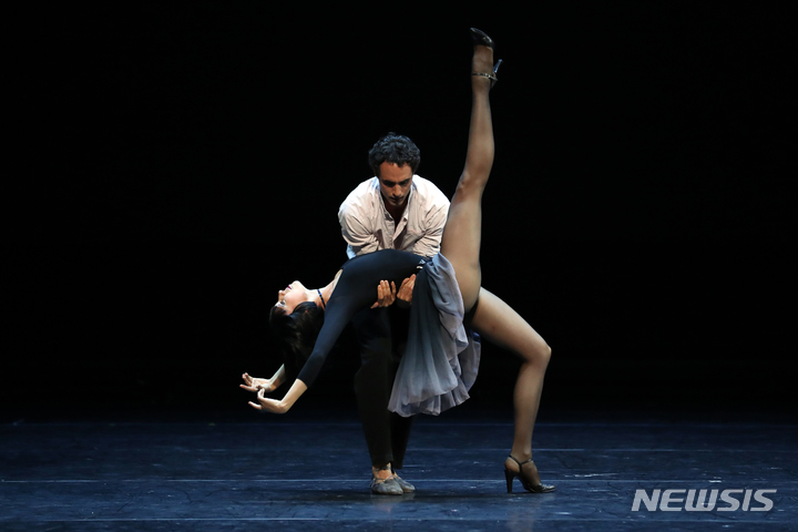 [서울=뉴시스] 박진희 기자 = 파리 오페라 발레단 록산느 스토야노프와 플로랑 멜락이 27일 서울 송파구 롯데콘서트홀에서 '에투알 갈라' 프레스 리허설에서 '랑데부'를 선보이고 있다. 2022.07.28. pak7130@newsis.com