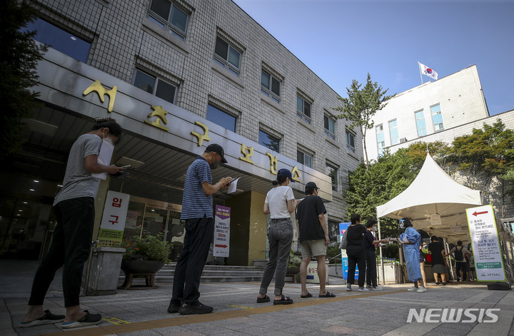 [서울=뉴시스] 정병혁 기자 = 지난달 28일 오전 서울 서초구보건소에 설치된 선별진료소를 찾은 시민들 검사를 받기 위해 줄 서 있다. 2022.08.02. jhope@newsis.com