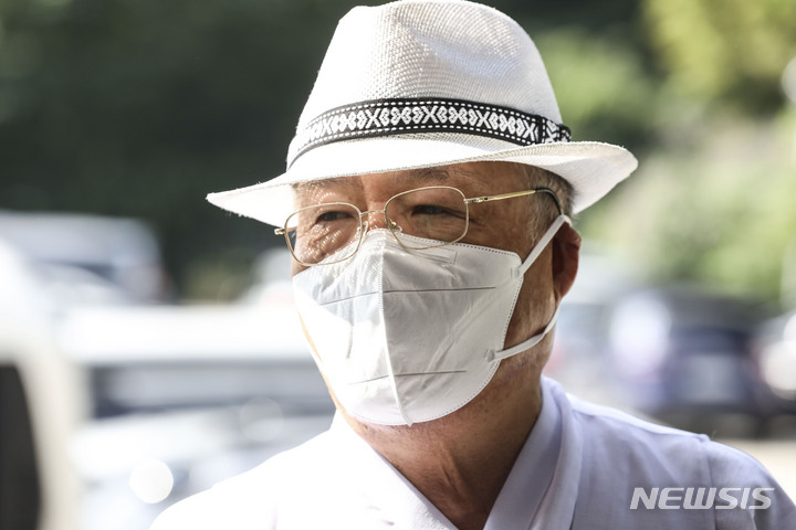 [서울=뉴시스] 김근수 기자 = 백은종 서울의 소리 대표가 28일 오전 서울 서초경찰서에서 윤석열 대통령 부인 김건희 여사의 '쥴리 의혹'을 제기한 혐의로 피고발인 조사를 받기 전 기자 질문에 답하고 있다. 2022.07.28. ks@newsis.com